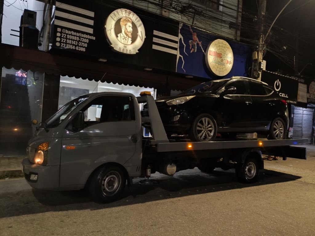 Guincho da TS Transportes realizando reboque de SUV à noite