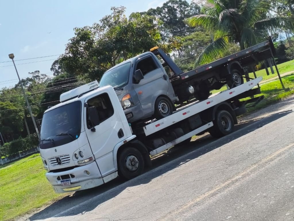 Caminhão Mercedes-Benz transportando um guincho de menor porte